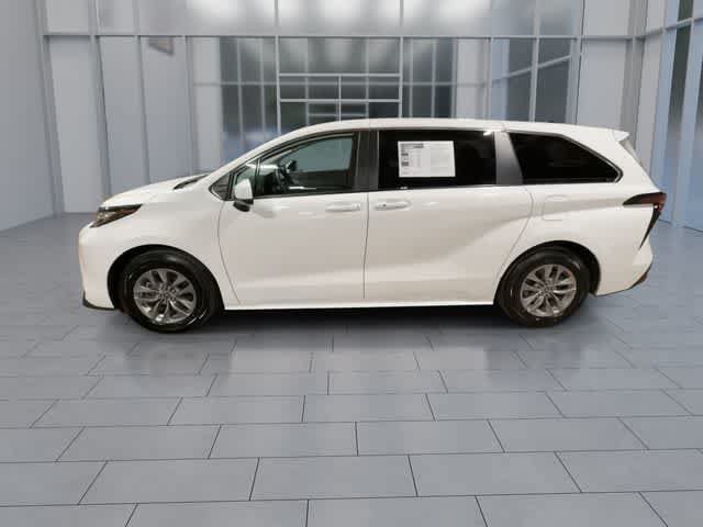 Certified 2022 Toyota Sienna LE FWD image 5