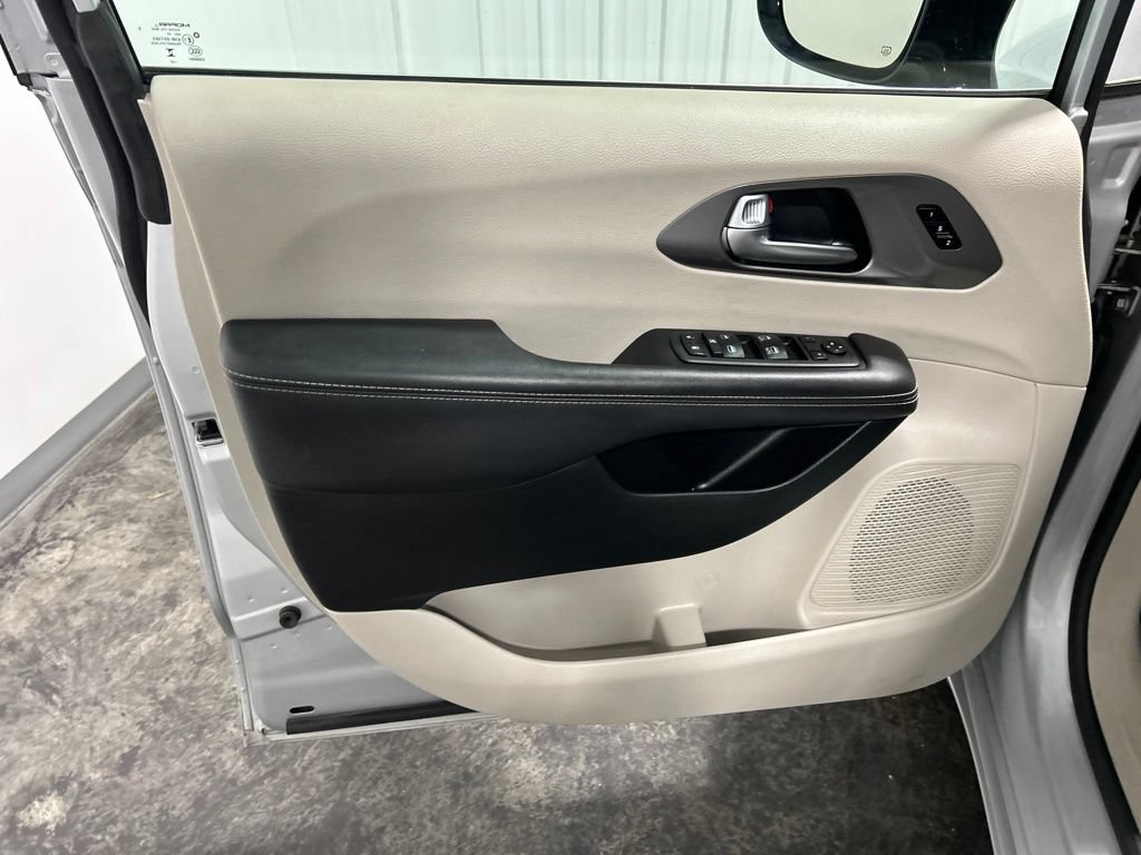 Used 2024 Chrysler Pacifica Touring-L FWD image 13