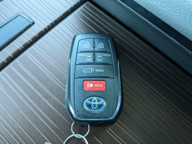 Used 2022 Toyota Sienna XLE FWD image 32