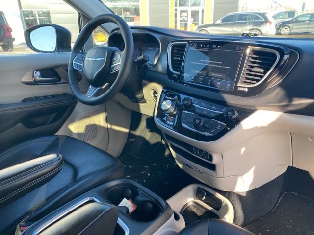 Certified 2023 Chrysler Pacifica Touring-L image 9