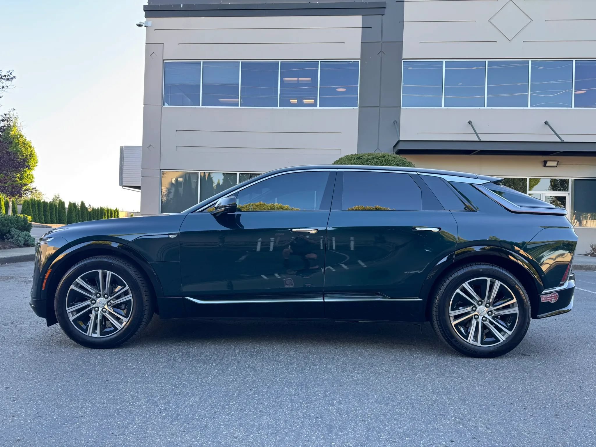 Used 2024 Cadillac Lyriq Luxury AWD/4WD image 6