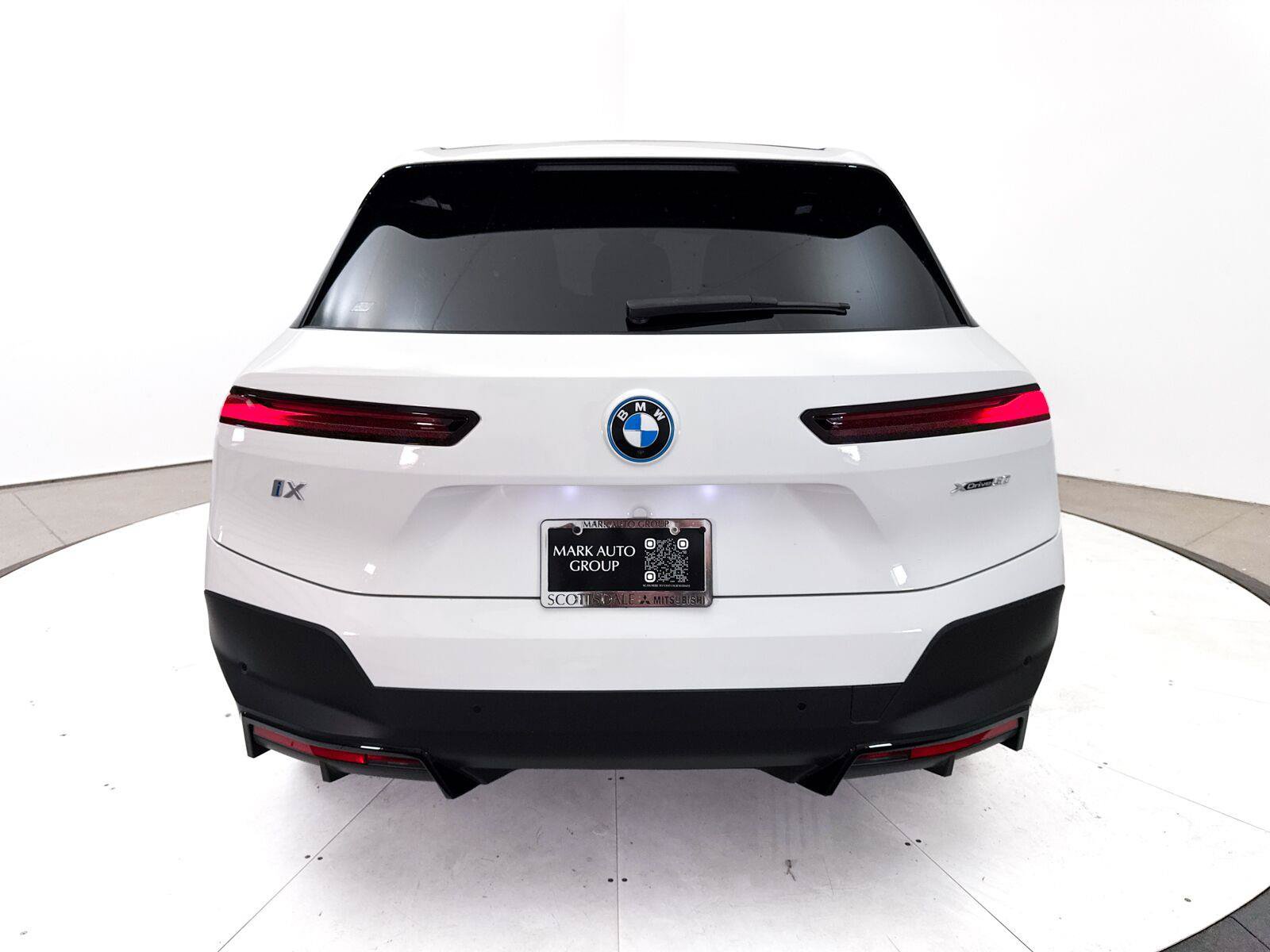 Used 2024 BMW iX xDrive50 w/ Premium Package AWD/4WD image 18
