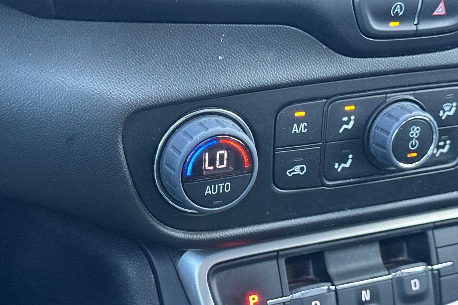 Used 2023 GMC Terrain SLT image 29