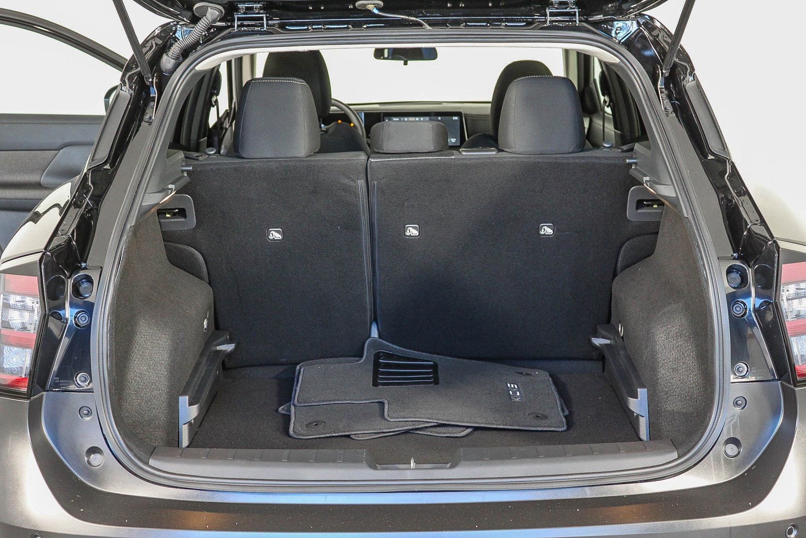 Certified 2025 Nissan Kicks SV image 26