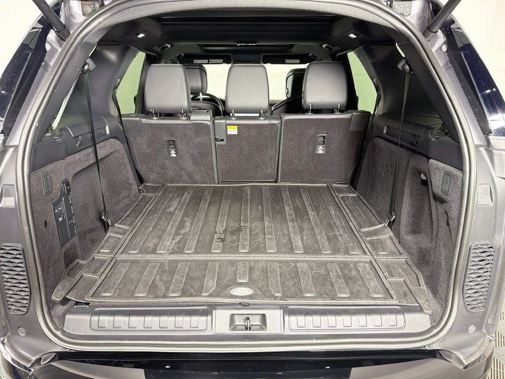 Used 2025 Land Rover Discovery Dynamic SE AWD/4WD image 28