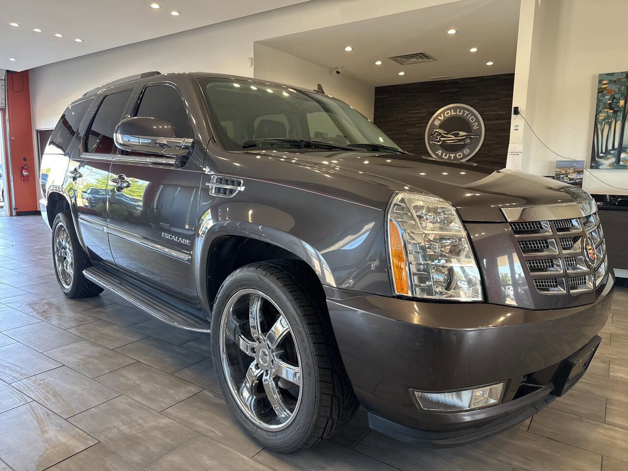 Used 2011 Cadillac Escalade Luxury image 2