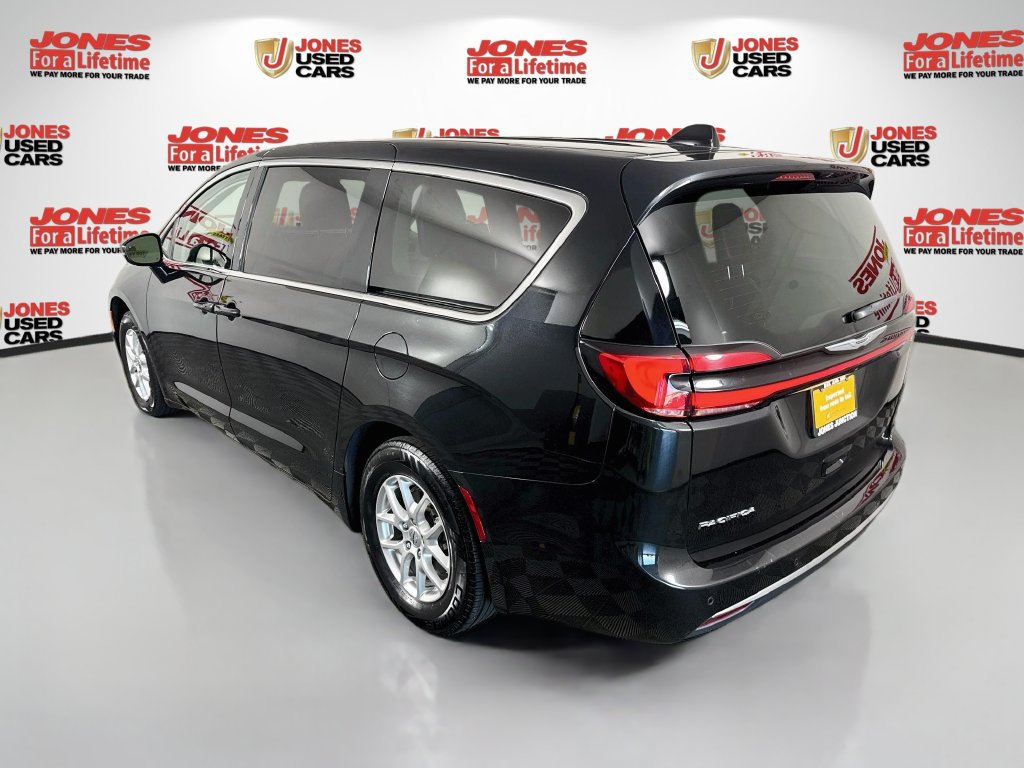 Used 2024 Chrysler Pacifica Touring-L FWD image 2