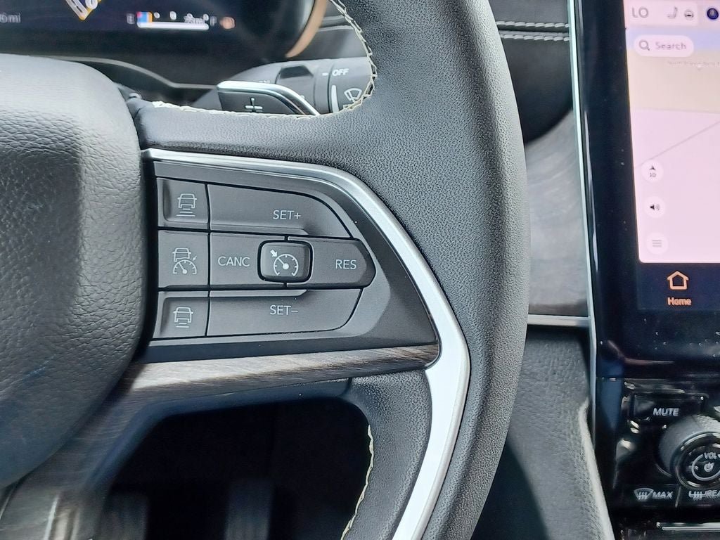 Used 2024 Jeep Grand Cherokee Limited w/ Black Appearance Package AWD/4WD image 17