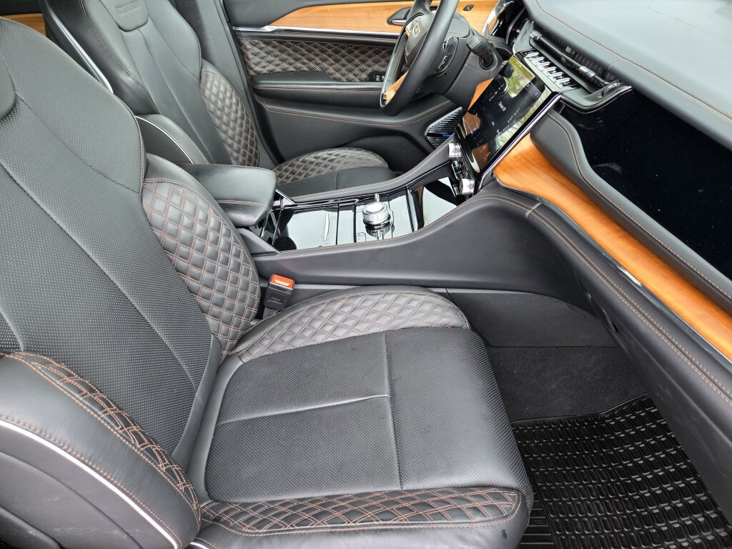 Used 2023 Jeep Grand Cherokee Summit AWD/4WD image 15