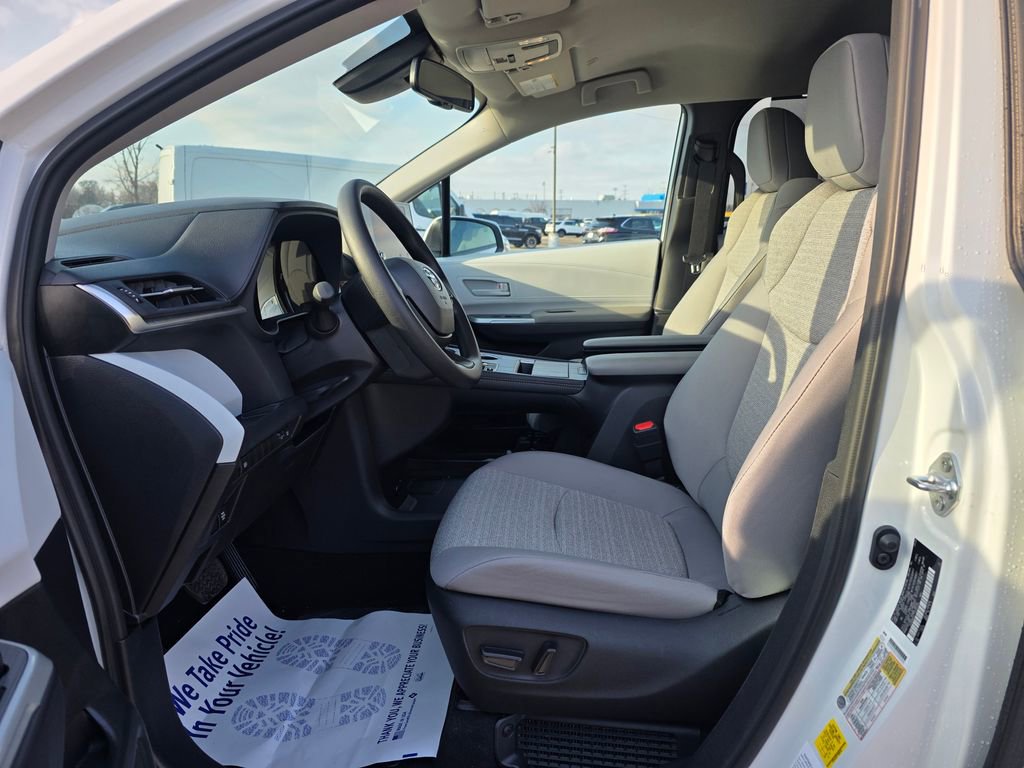 Used 2026 Toyota Sienna LE image 19
