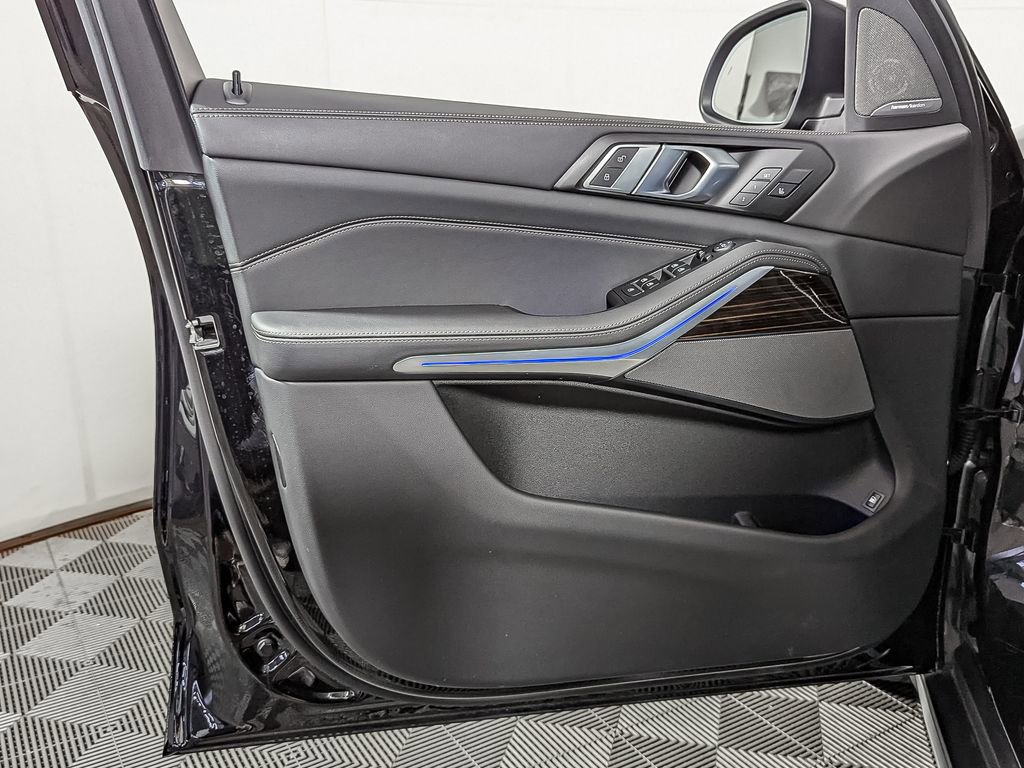 Used 2025 BMW X5 xDrive50e w/ Climate Comfort Package image 14