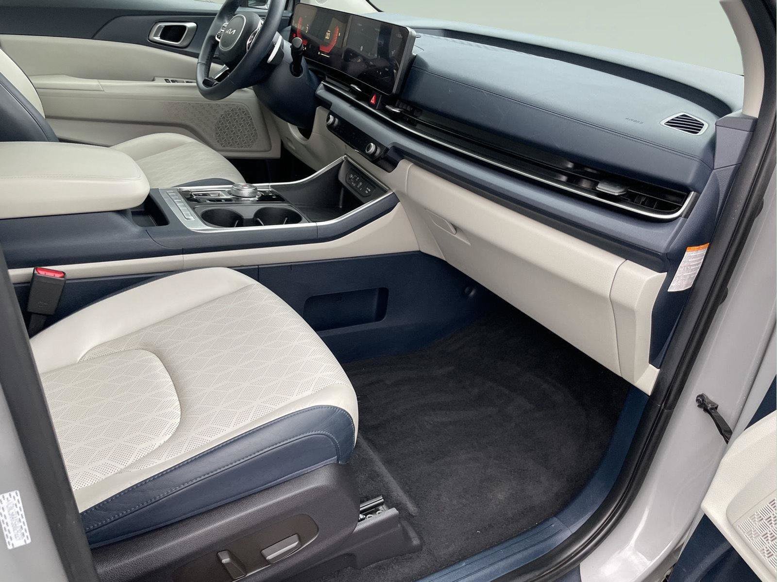 Used 2025 Kia Carnival EX FWD image 26