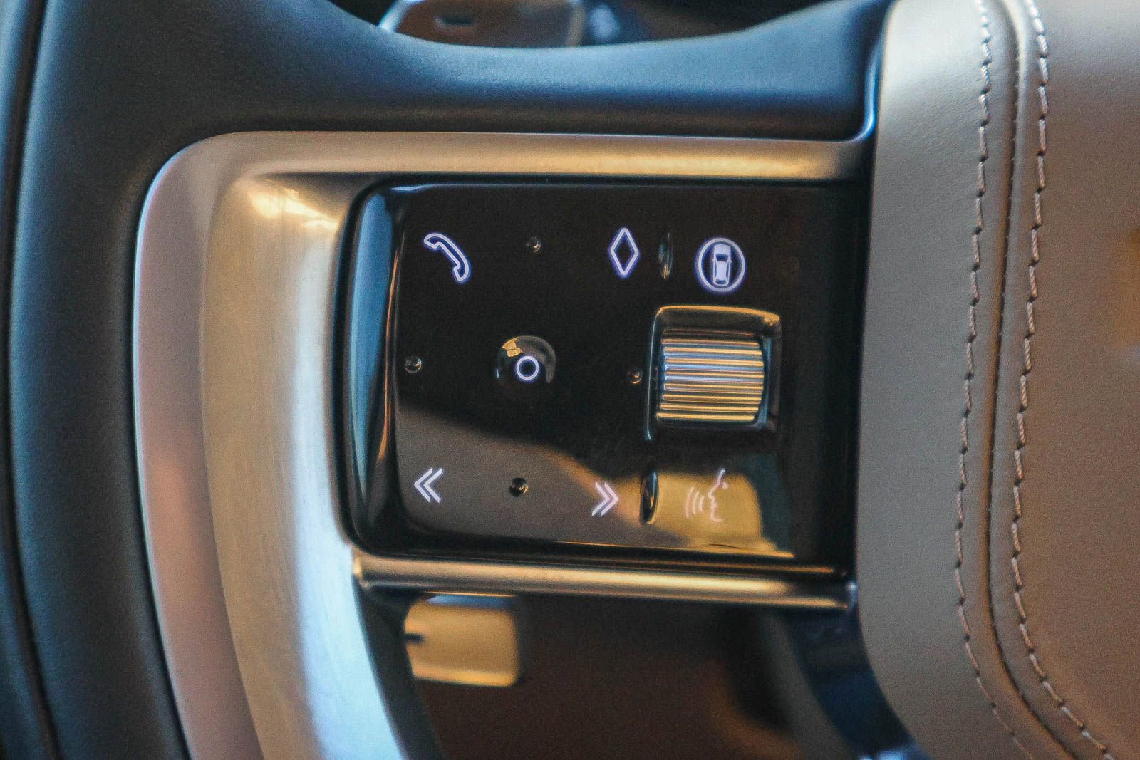 Certified 2025 Land Rover Range Rover SE image 38