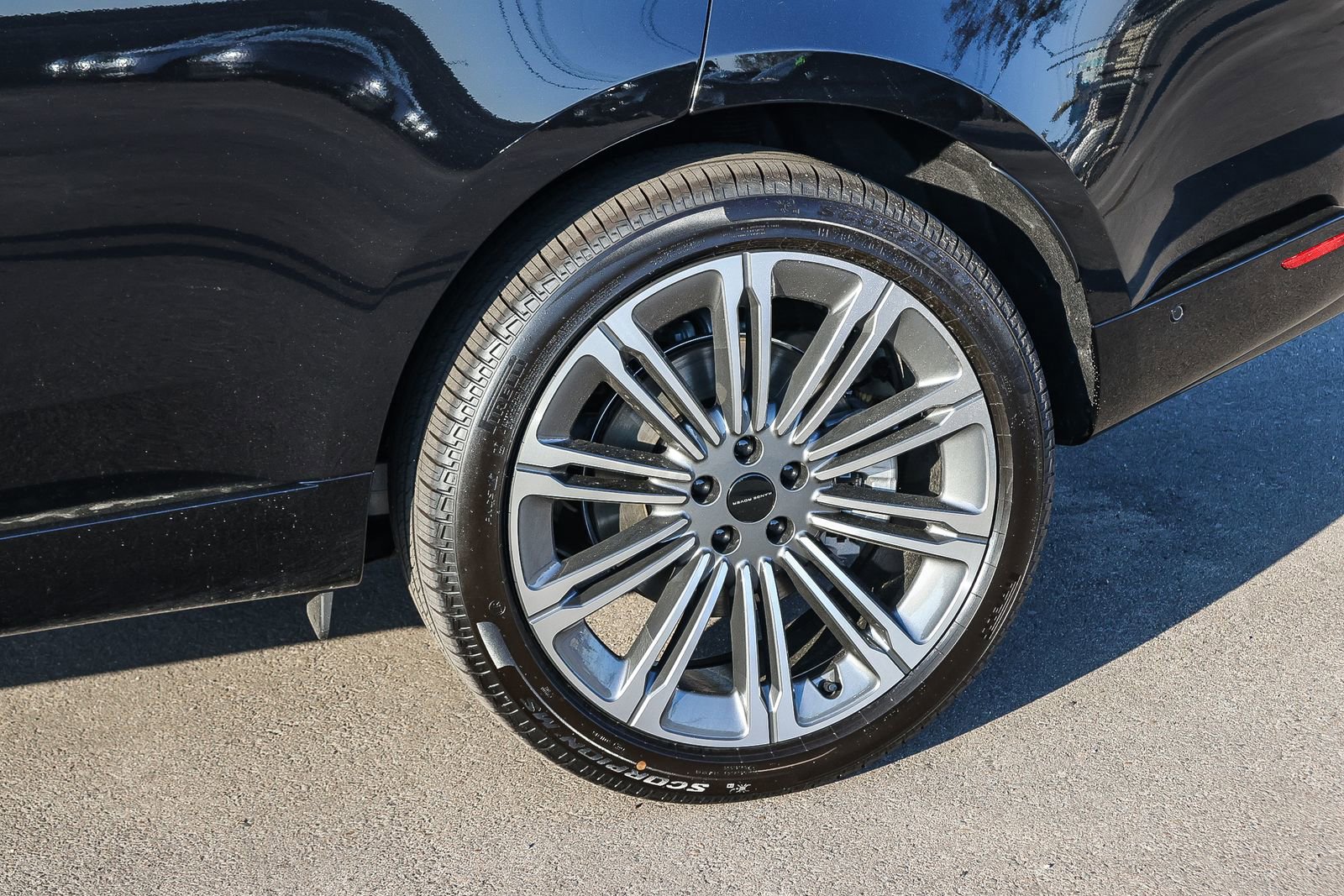 New 2026 Land Rover Range Rover SE image 9