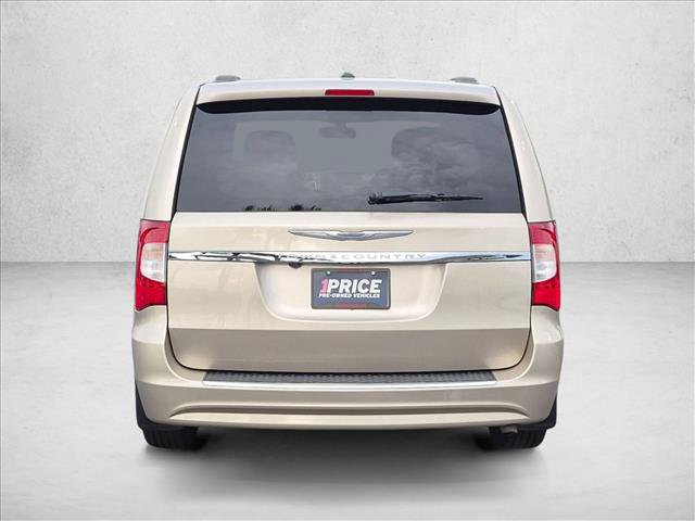 Used 2015 Chrysler Town & Country Touring FWD image 7
