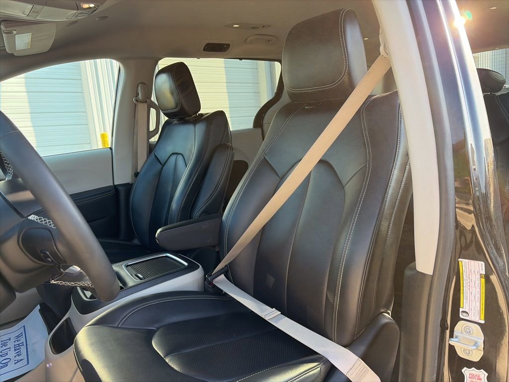 Used 2024 Chrysler Pacifica Touring-L image 13