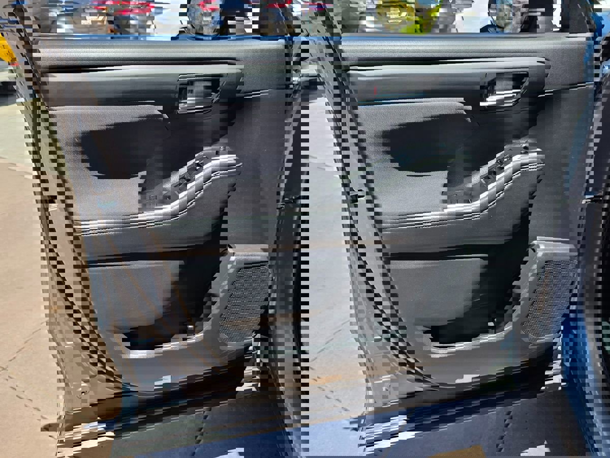 Used 2021 Toyota Highlander LE image 32