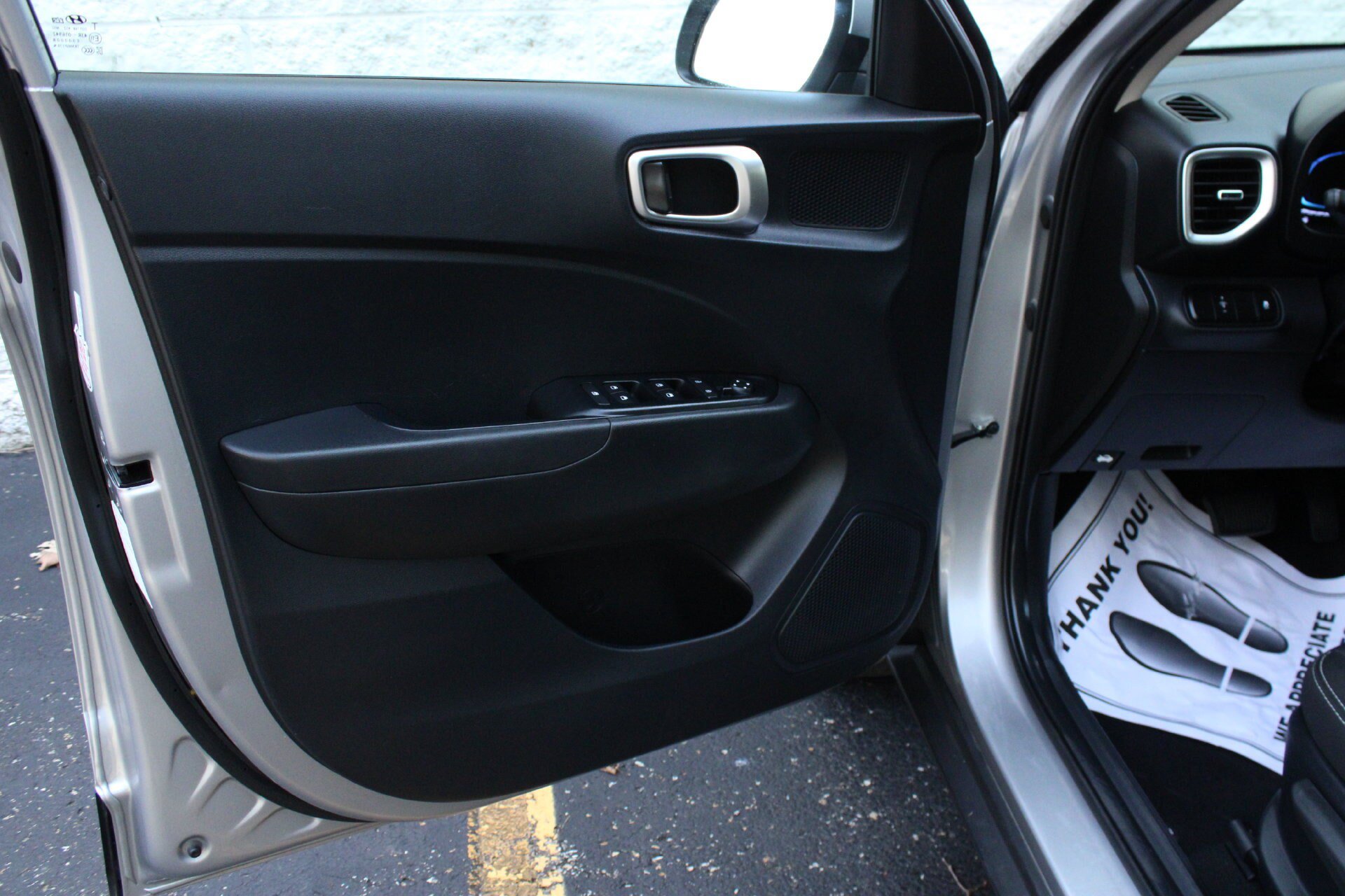 Used 2025 Hyundai Venue SEL FWD image 11