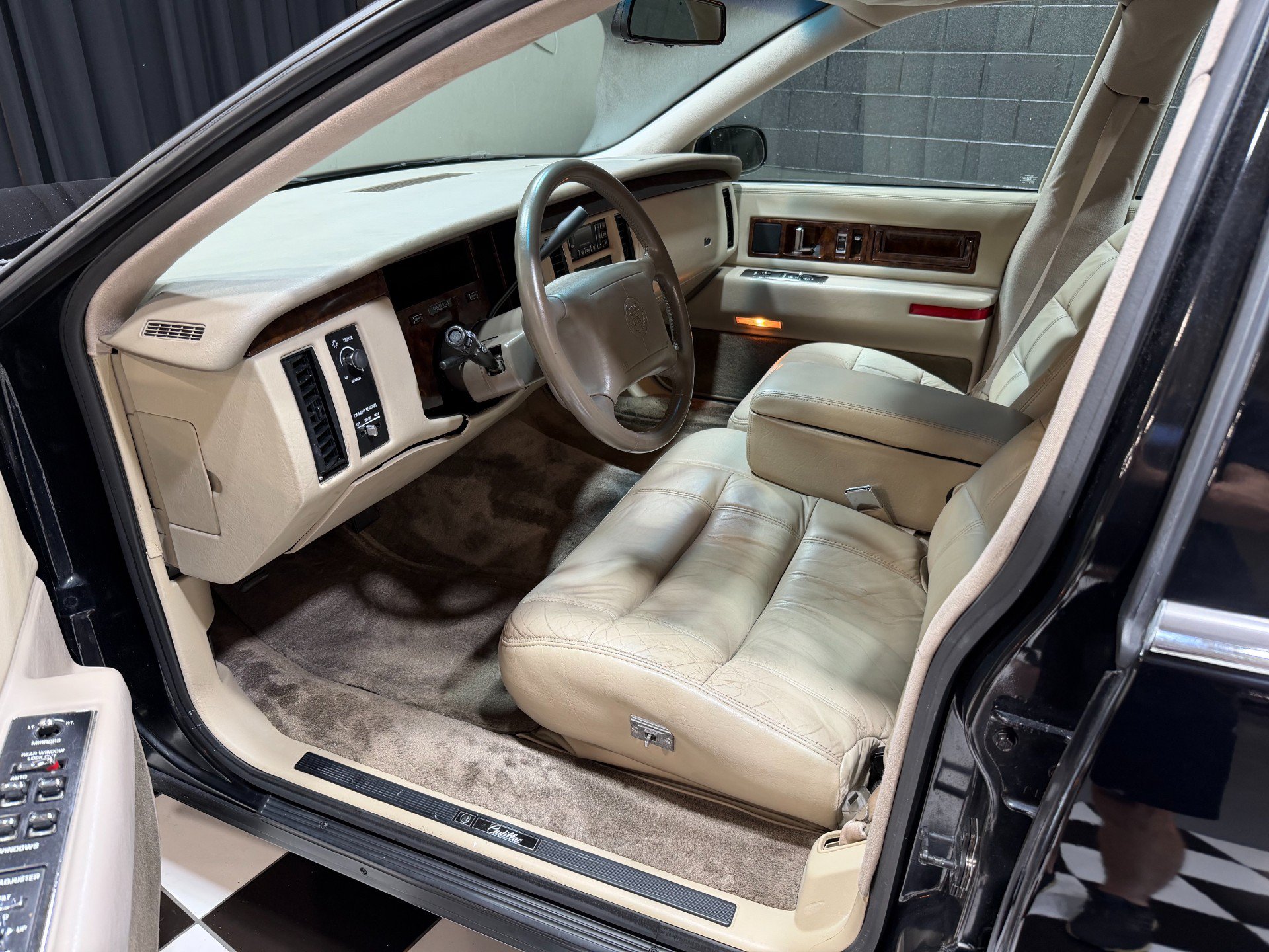 Used 1995 Cadillac Fleetwood Brougham RWD image 3