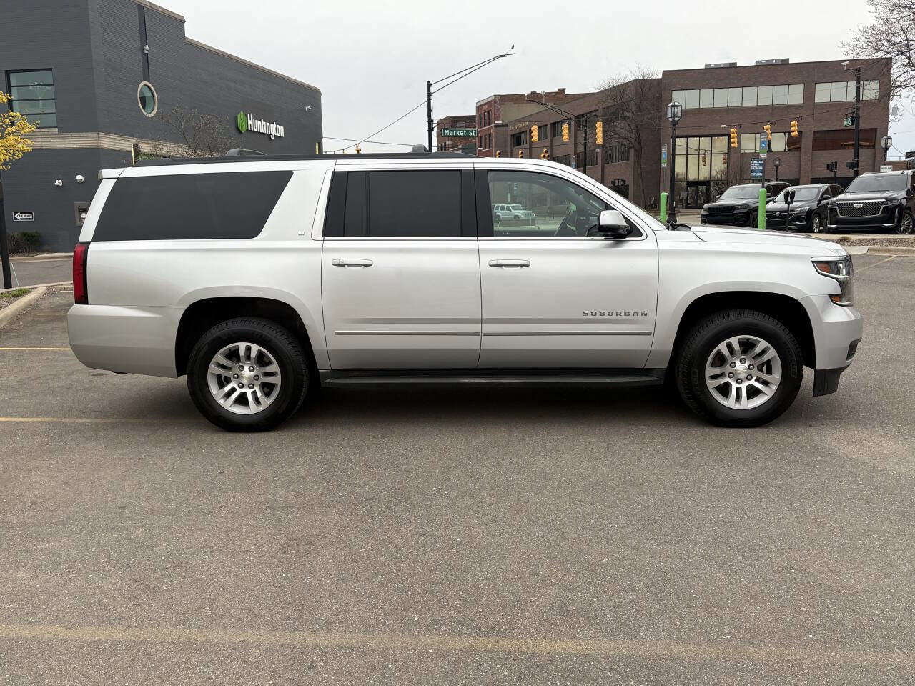 Used 2016 Chevrolet Suburban LT image 10