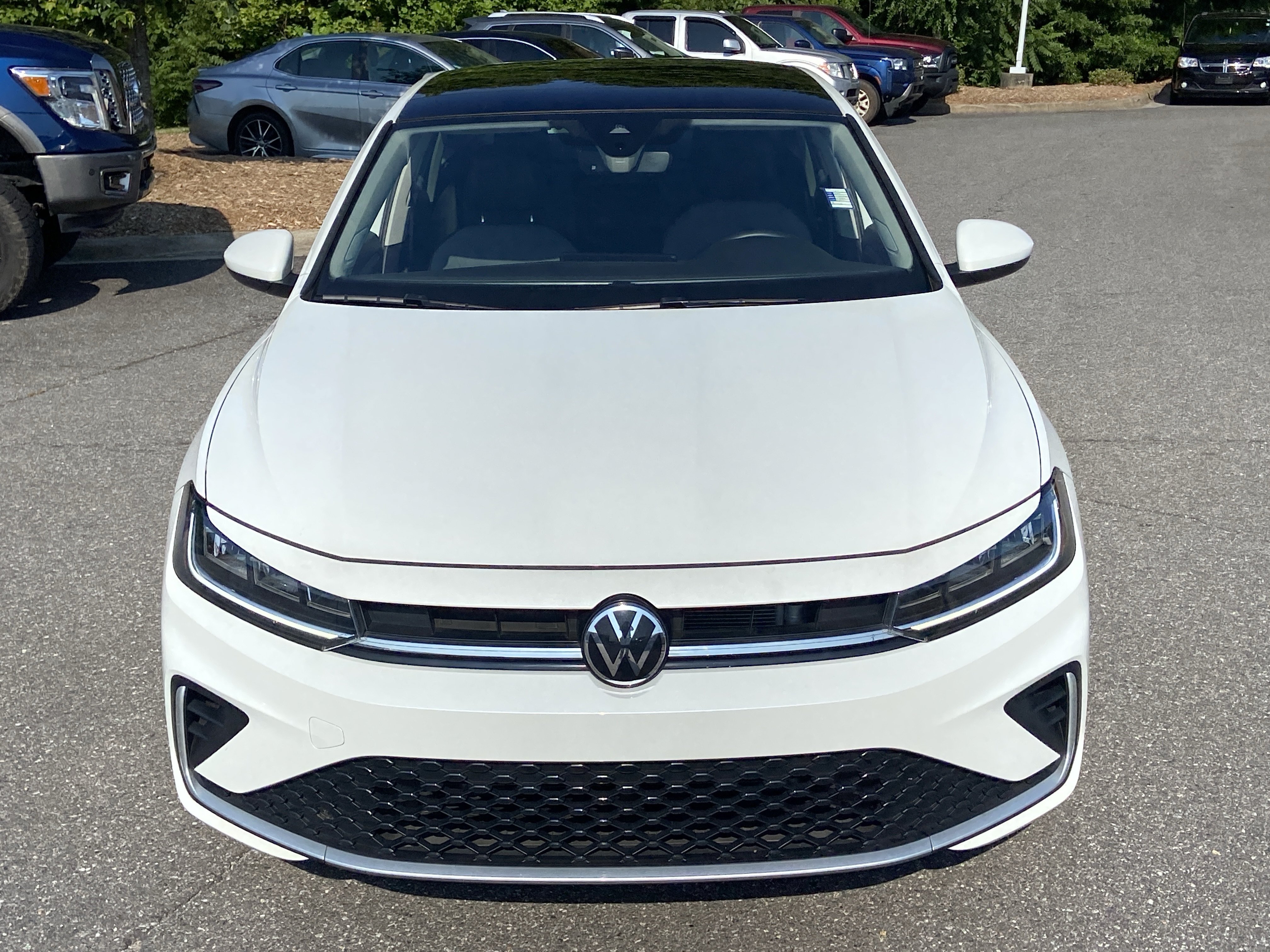 Used 2025 Volkswagen Jetta SE FWD image 2