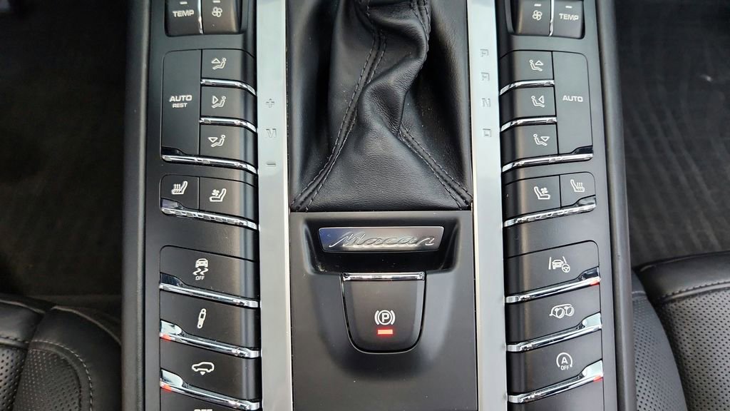 Used 2020 Porsche Macan Turbo image 35