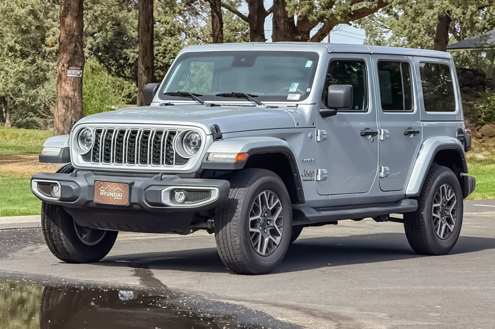 Used 2024 Jeep Wrangler Unlimited Sahara AWD/4WD image 9