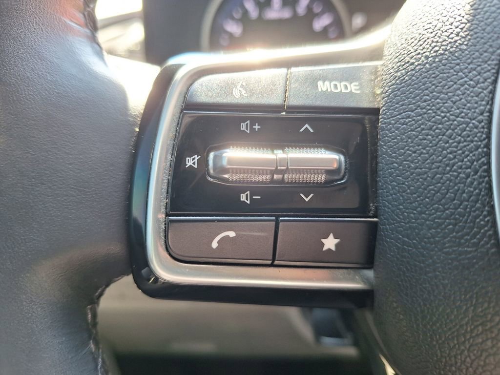 Used 2023 Kia Carnival LX image 13