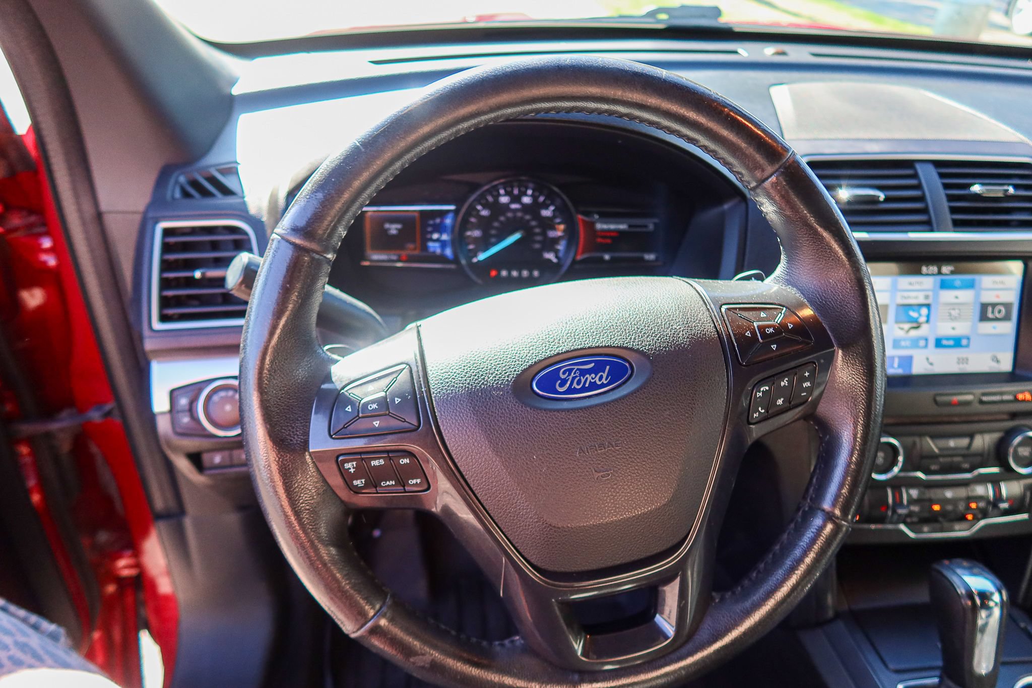 Used 2017 Ford Explorer XLT w/ Equipment Group 202A AWD/4WD image 17