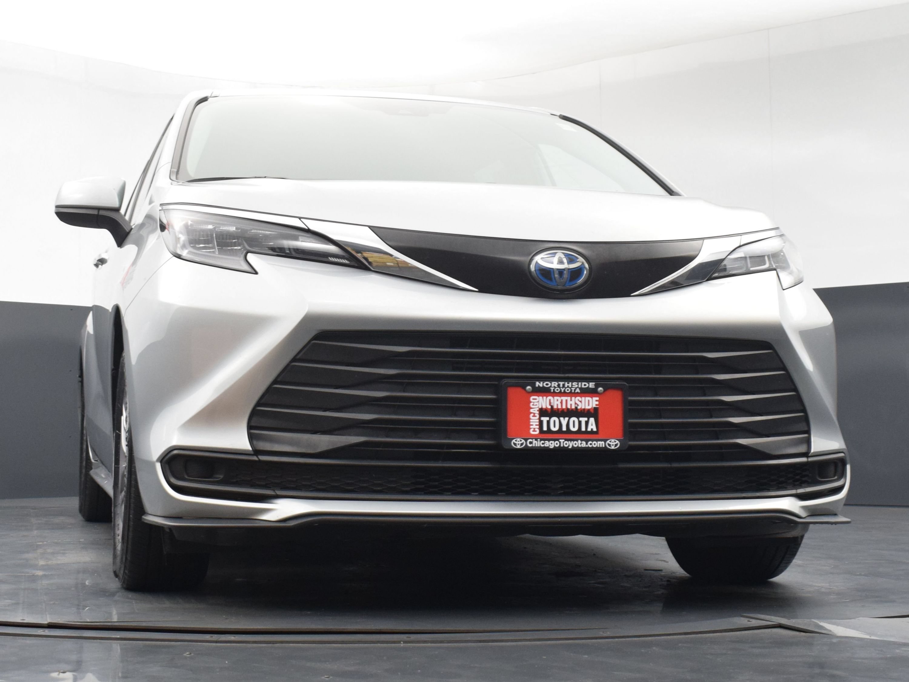 Used 2025 Toyota Sienna LE FWD image 30