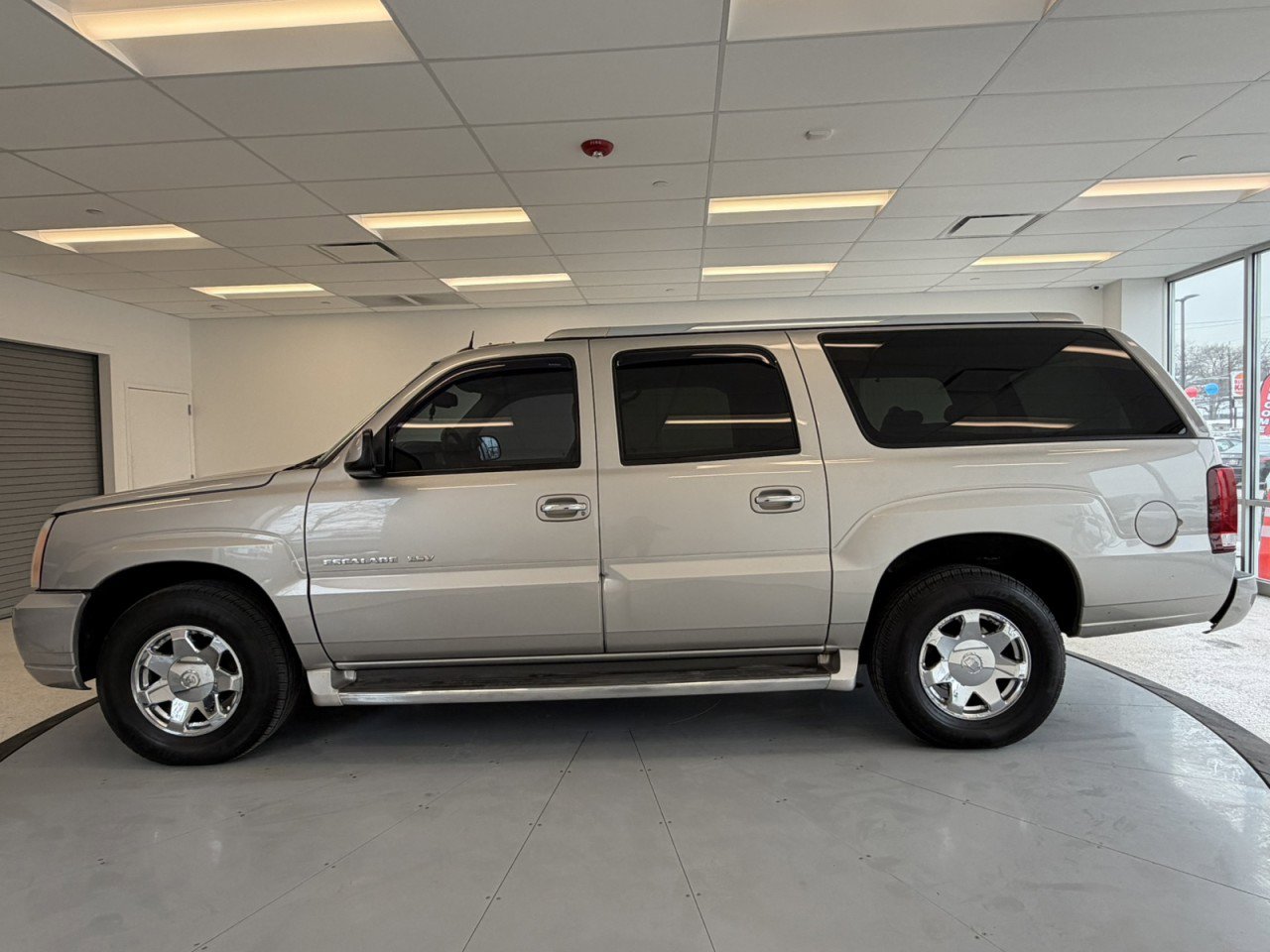 Used 2004 Cadillac Escalade ESV AWD image 4