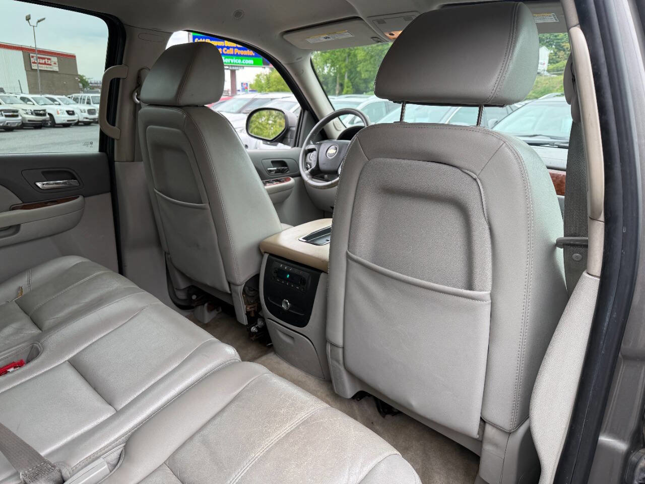 Used 2007 Chevrolet Suburban 2500 LT w/ LT Preferred Equipment Group AWD/4WD image 30
