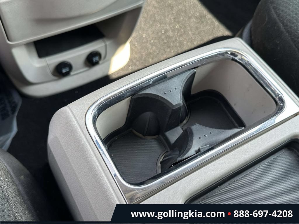 Used 2012 Chrysler Town & Country Touring FWD image 27