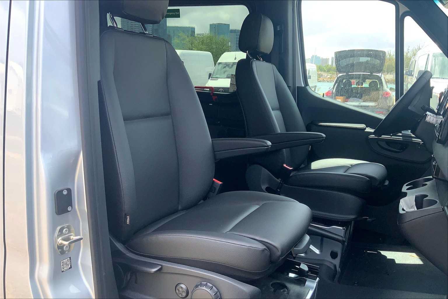 Used 2025 Mercedes-Benz Sprinter 2500 image 3