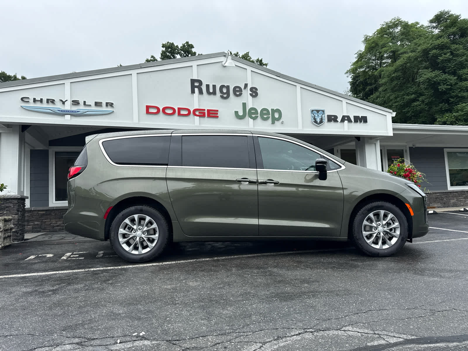 New 2027 Chrysler Pacifica Select AWD/4WD image 2