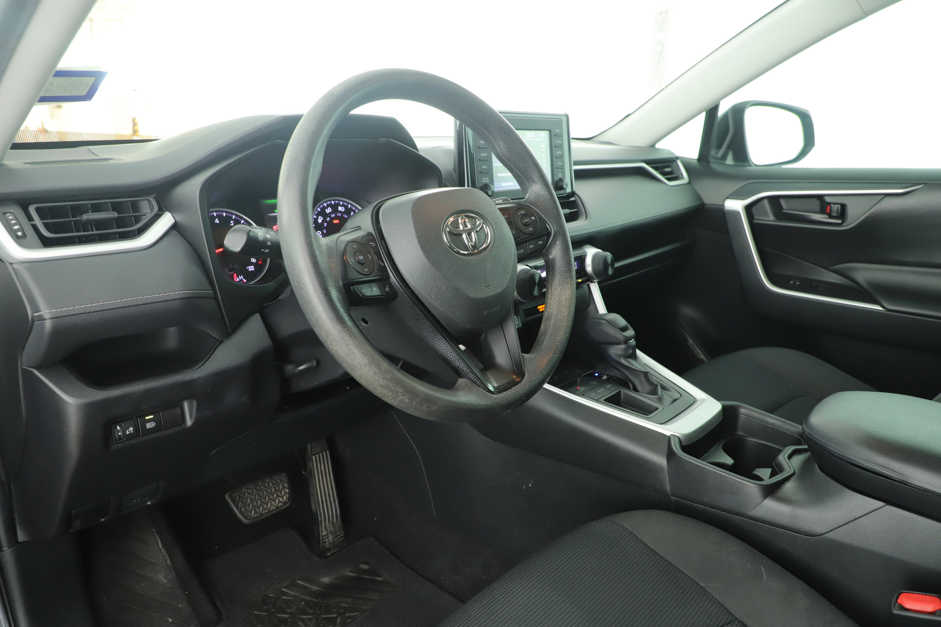 Used 2019 Toyota RAV4 LE FWD image 12