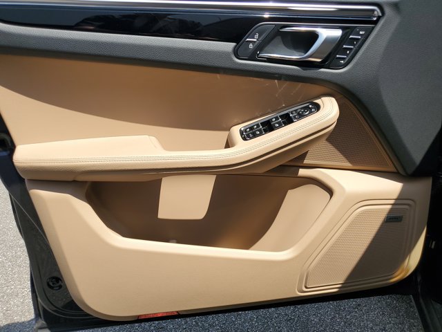 Certified 2020 Porsche Macan AWD/4WD image 24