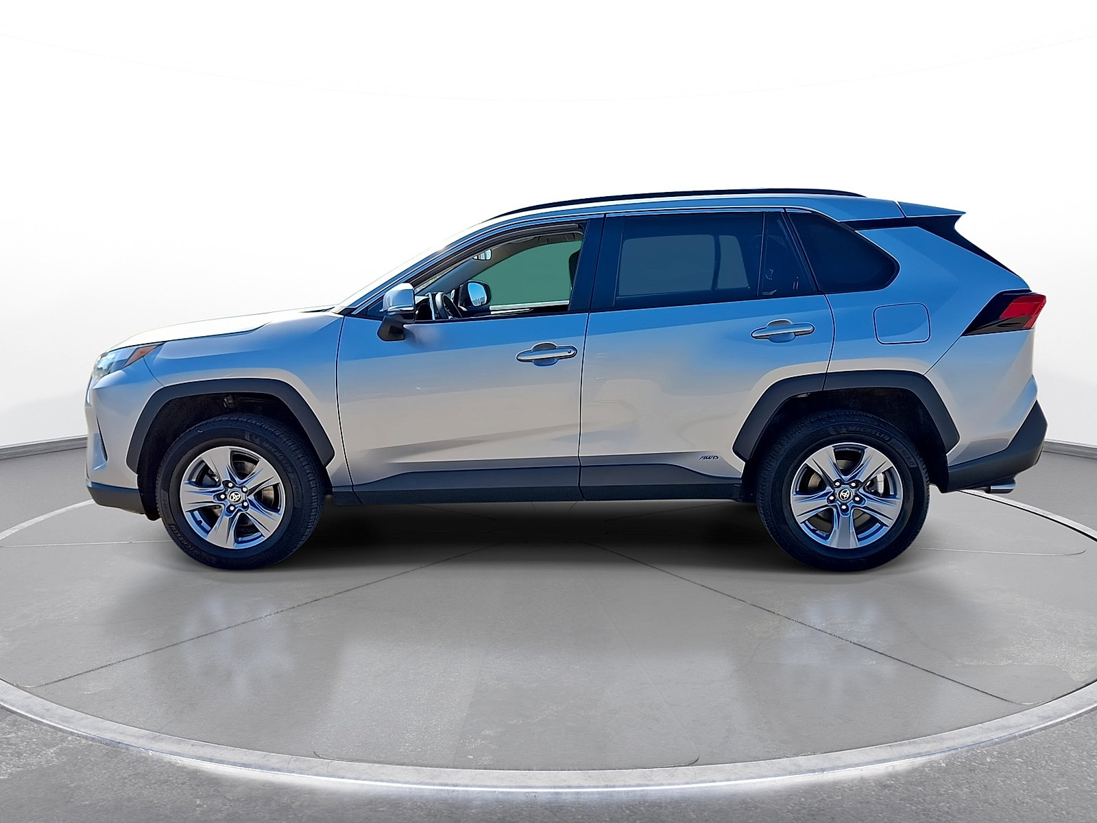 Used 2023 Toyota RAV4 XLE AWD/4WD image 5