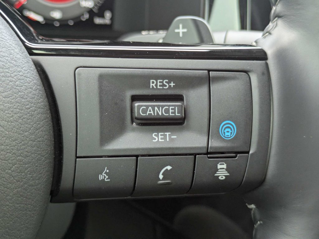 Used 2025 Nissan Pathfinder Platinum w/ Black Appearance Package FWD image 27