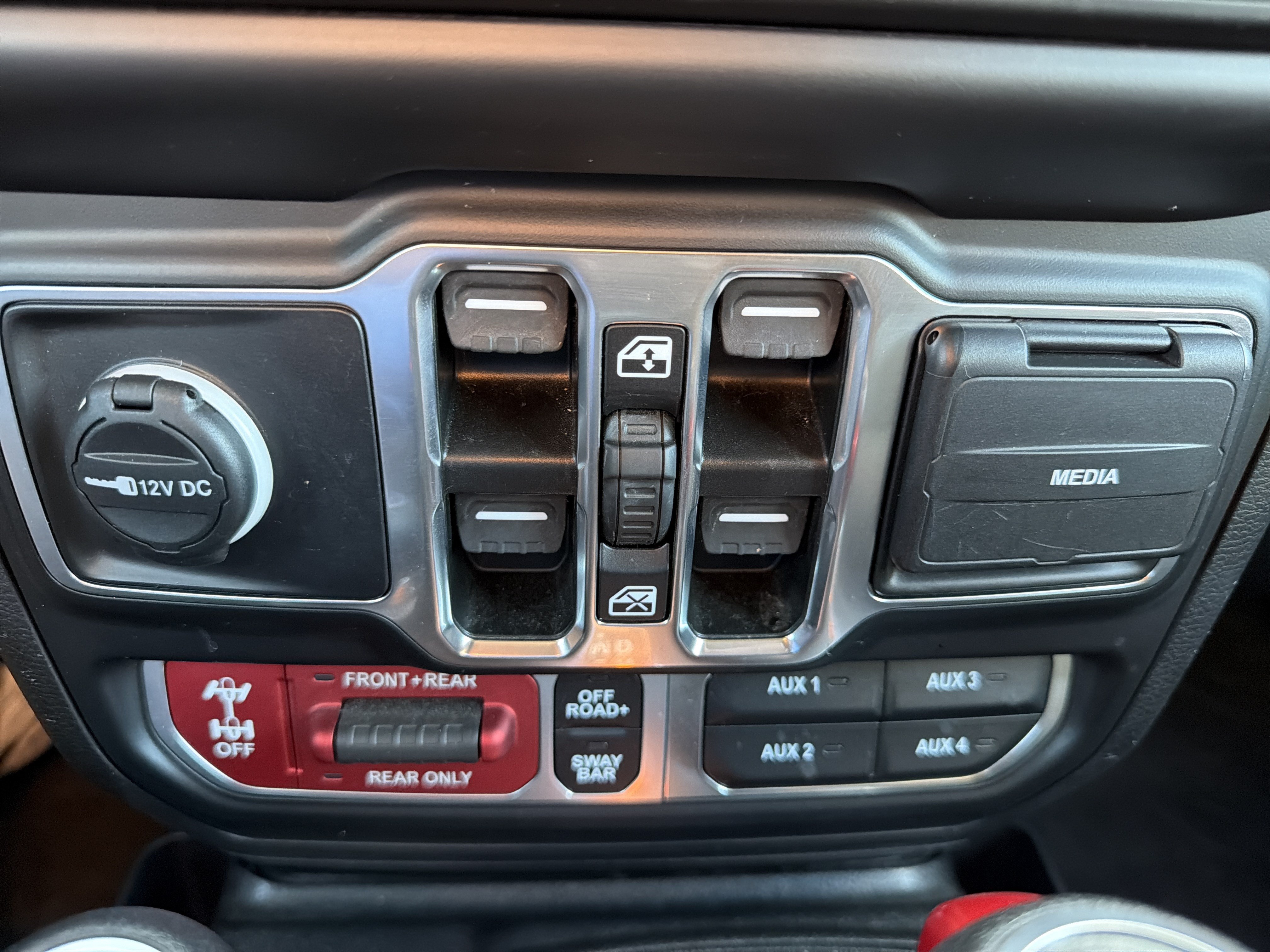 Used 2023 Jeep Wrangler Unlimited Rubicon w/ LED Lighting Group AWD/4WD image 4