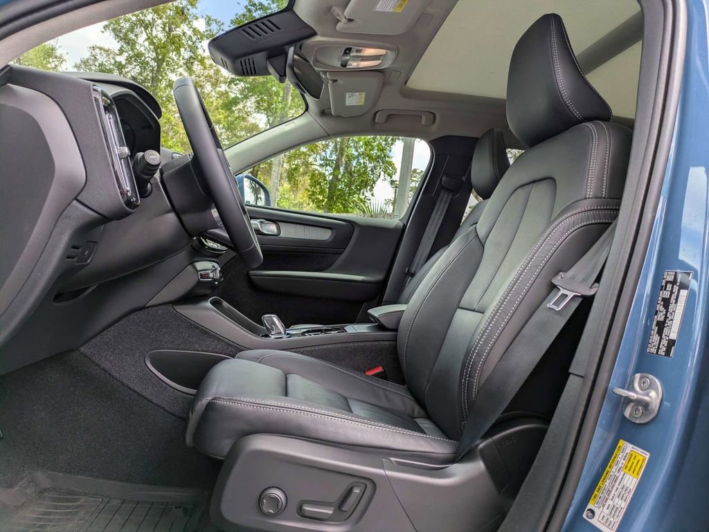 Used 2023 Volvo XC40 B5 Plus w/ Protection Package Premier image 2