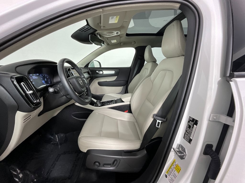 Used 2021 Volvo XC40 T5 Momentum w/ Premium Package image 16