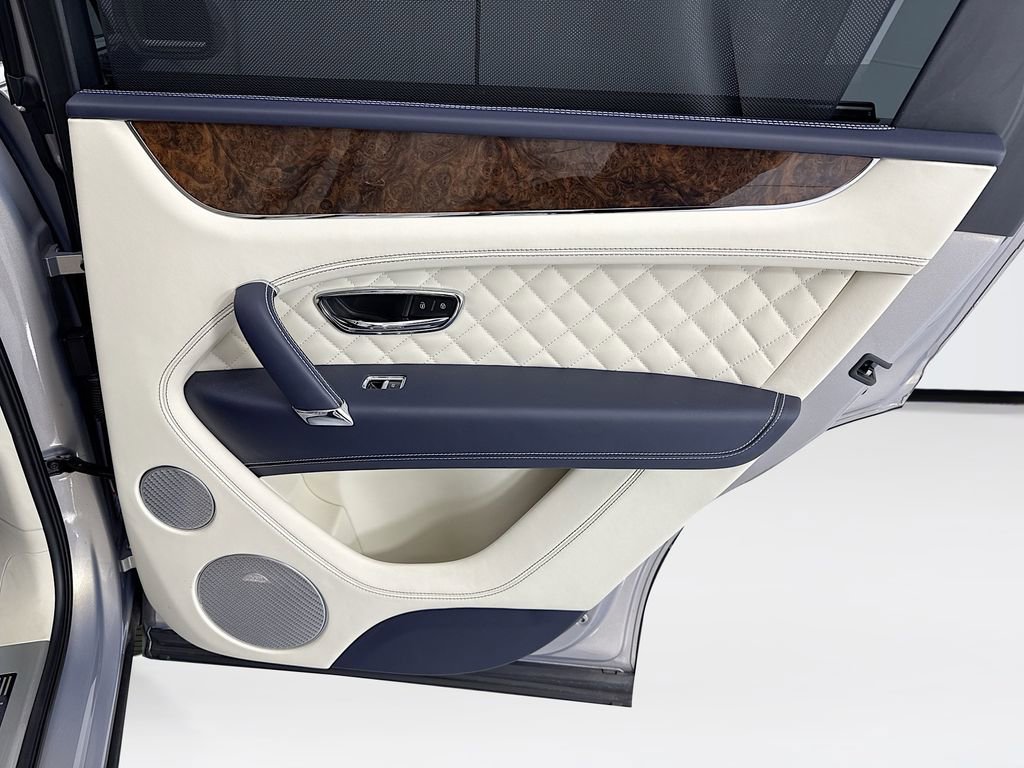 Used 2018 Bentley Bentayga image 26