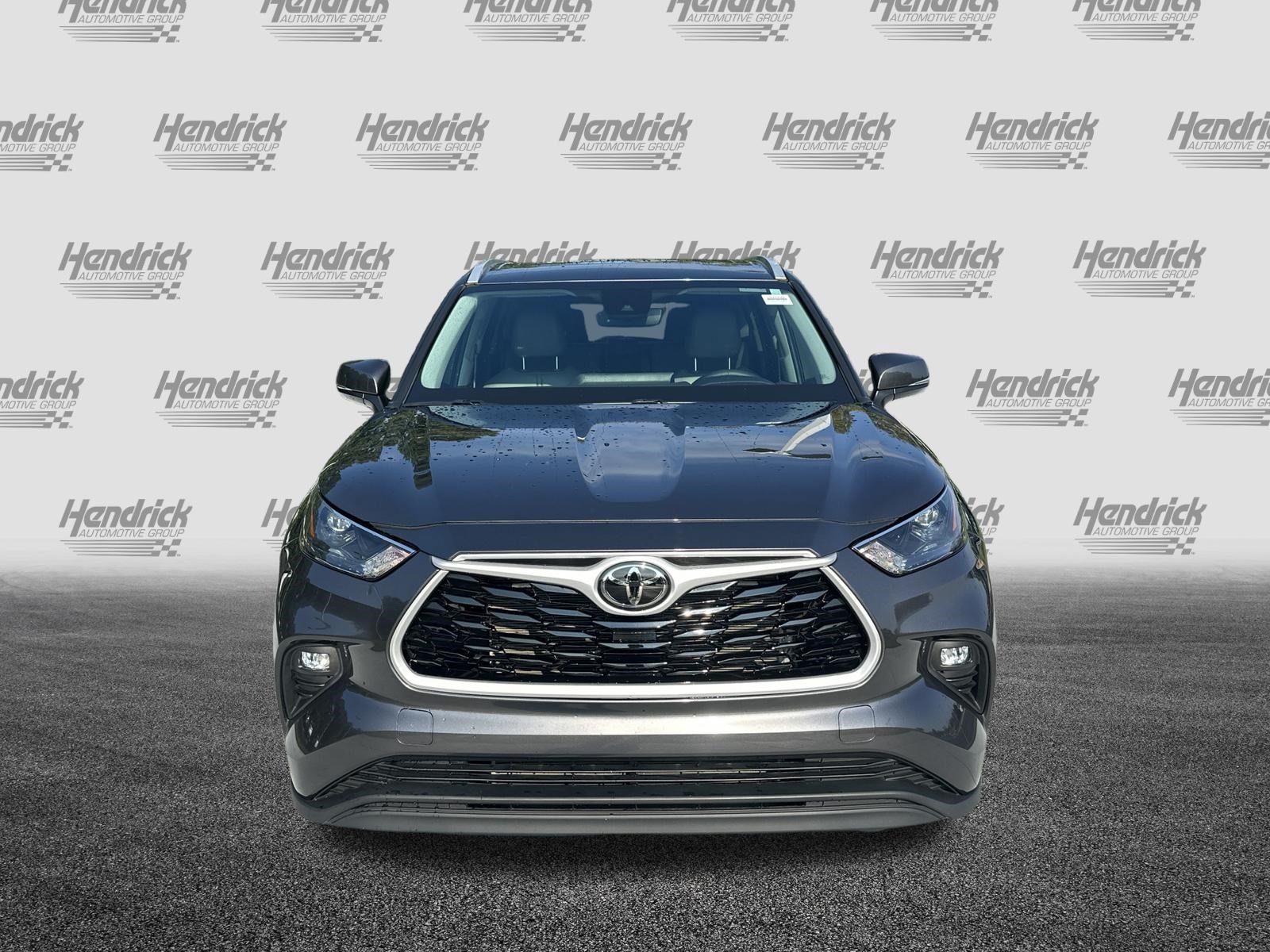 Used 2024 Toyota Highlander XLE FWD image 3