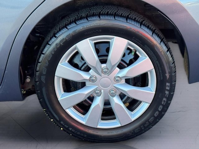 Used 2016 Toyota Corolla LE FWD image 7