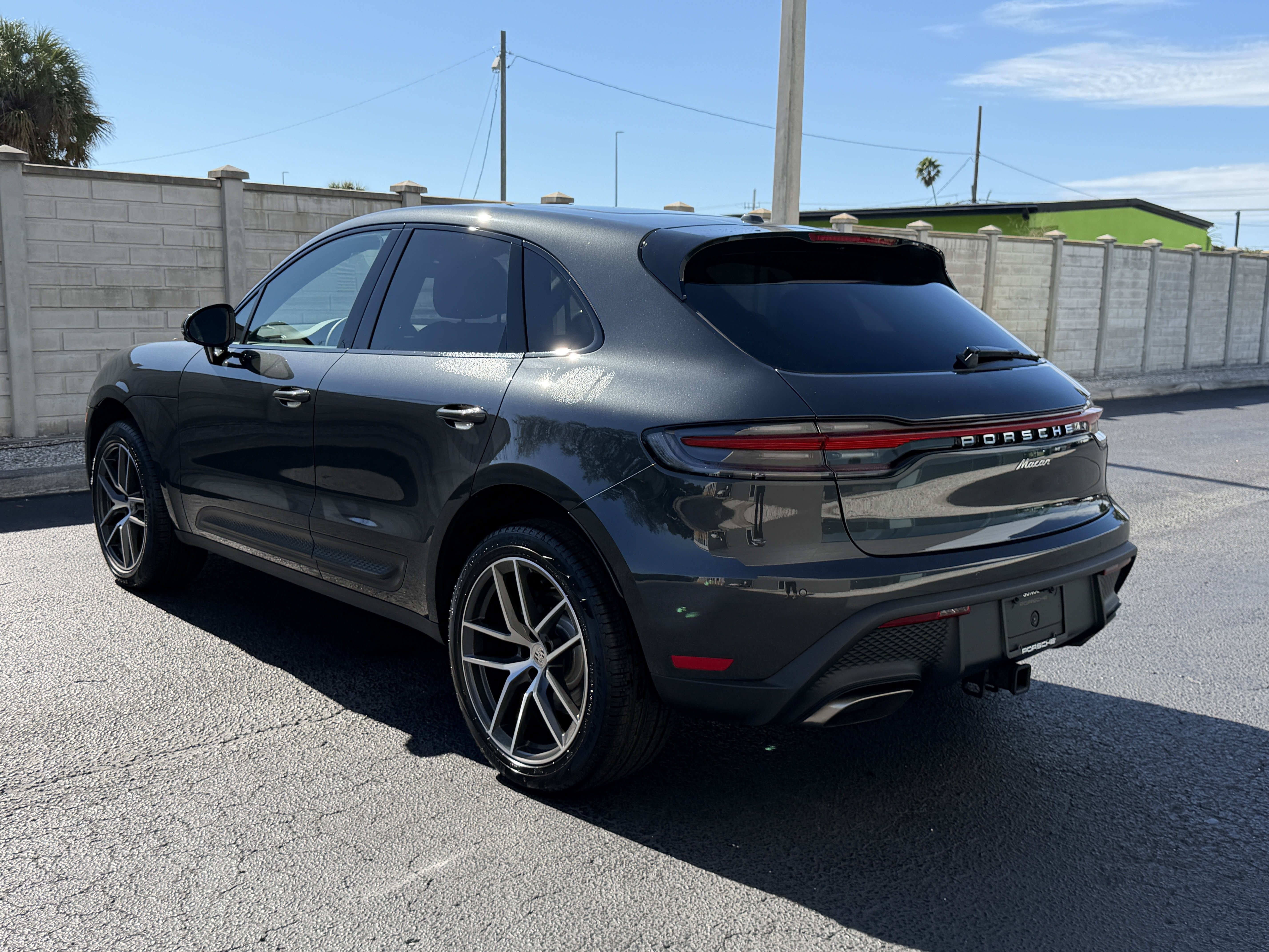 Certified 2025 Porsche Macan AWD/4WD image 3