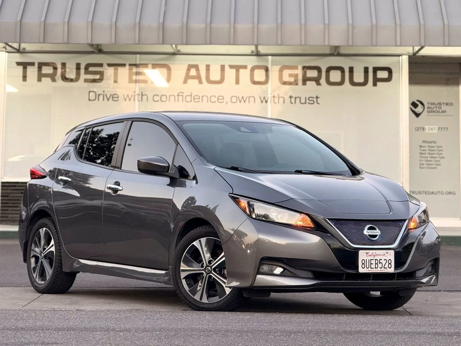 Used 2021 Nissan Leaf SV FWD image 2