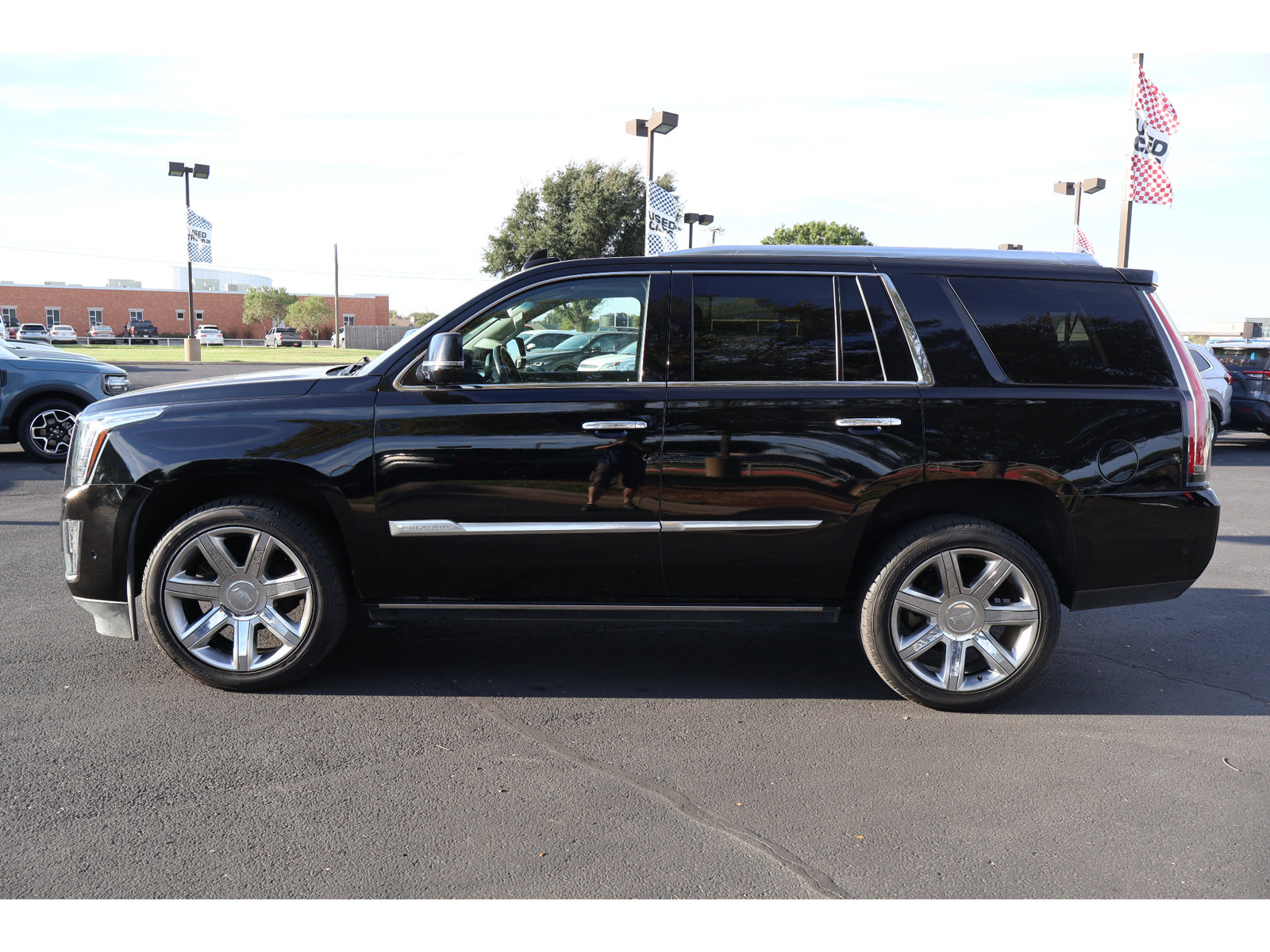 Used 2019 Cadillac Escalade Premium Luxury RWD image 2