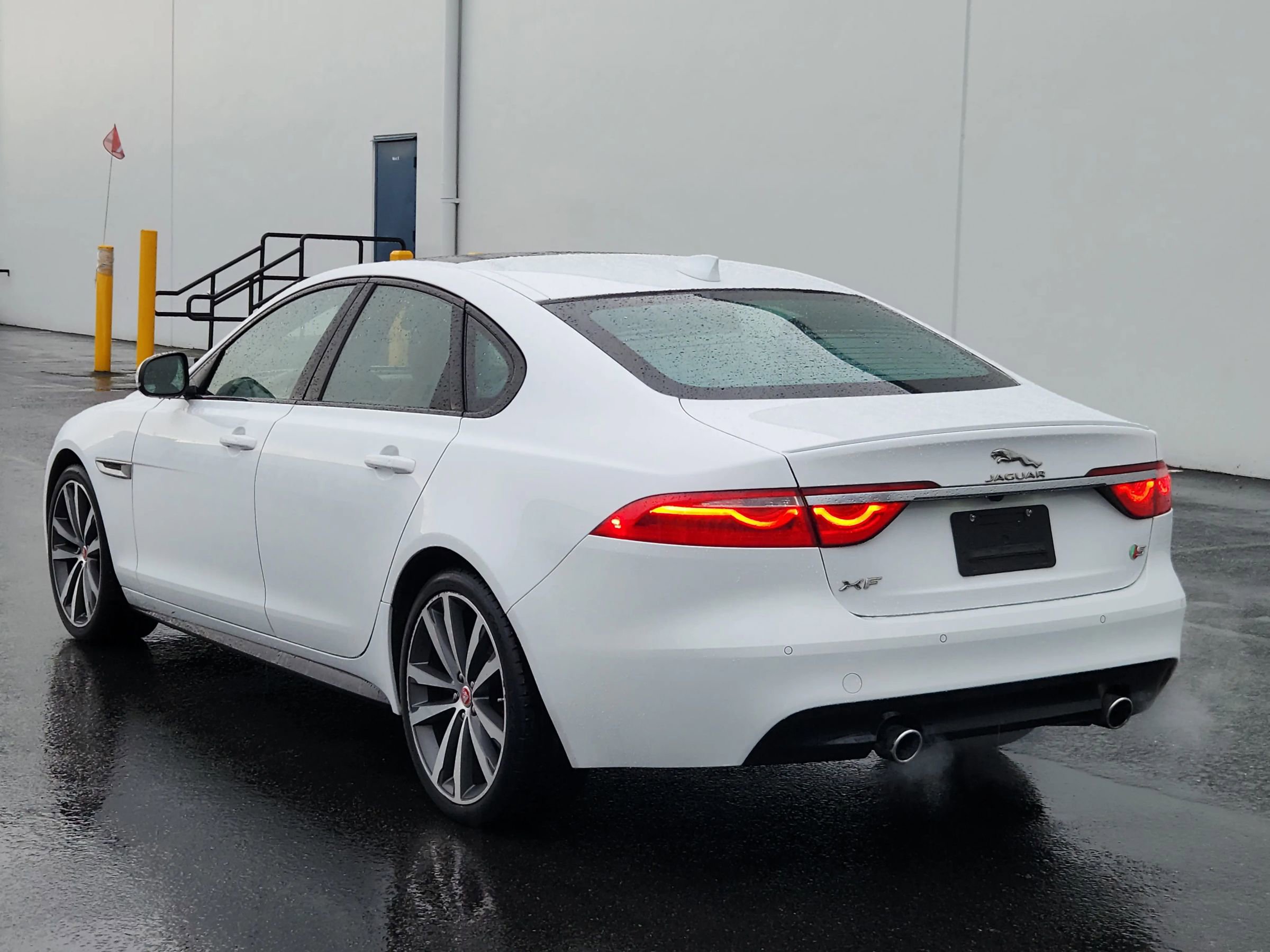 Used 2017 Jaguar XF S image 3