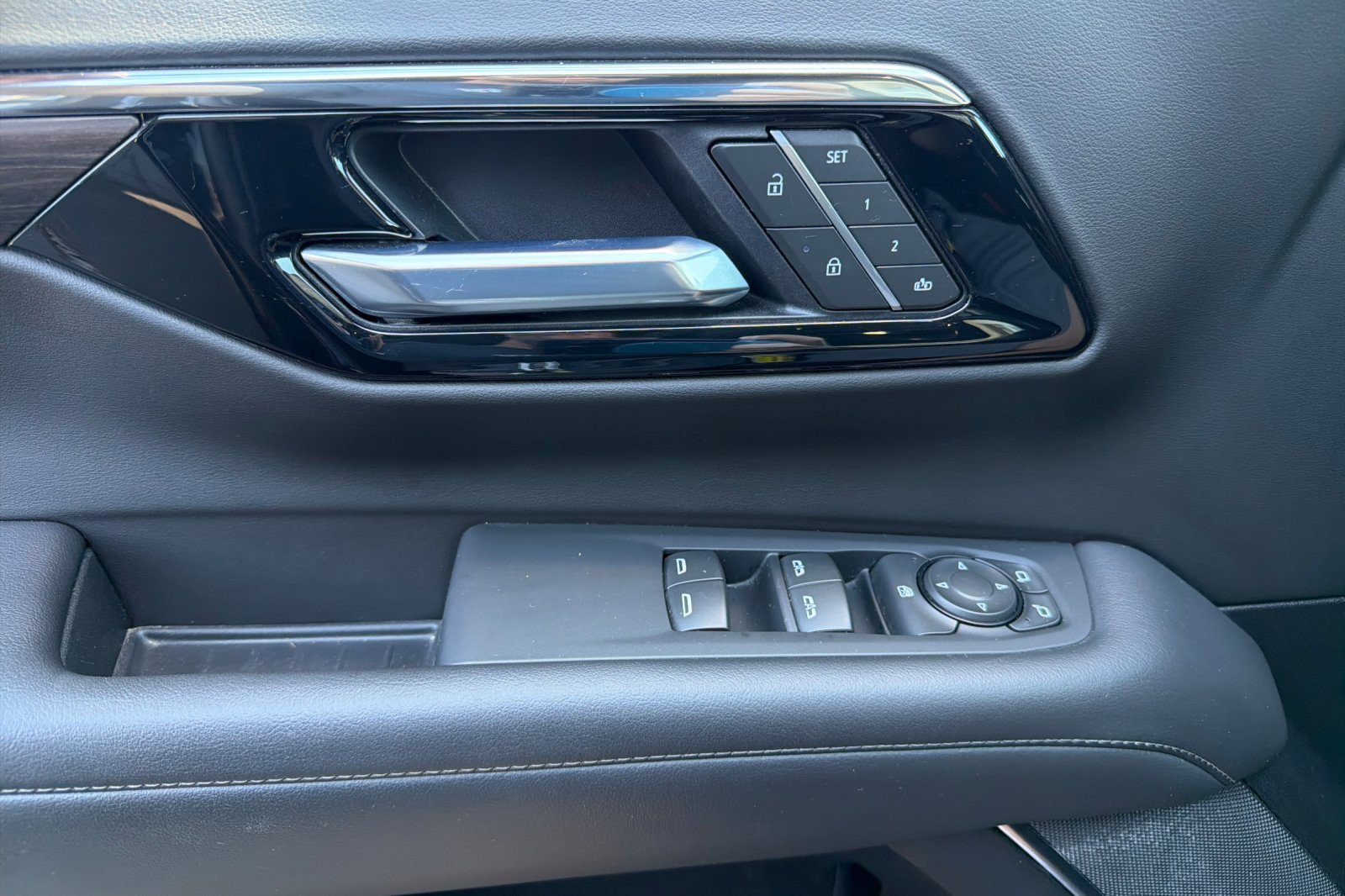 Used 2025 Chevrolet Suburban Z71 AWD/4WD image 8